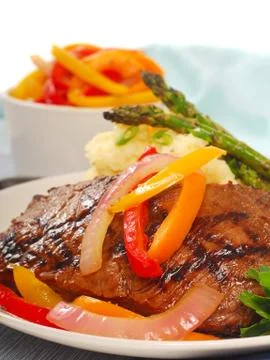 Grilled rib-eye steak with mashed potatoes Foto stock