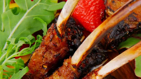 Grilled ribs served with mango Vídeos de archivo 27192576