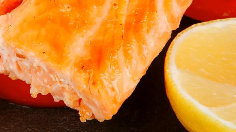 Grilled salmon on pan Vídeos de archivo 38730722