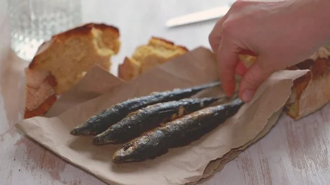 Grilled sardines with cornbread Video stock 91724321