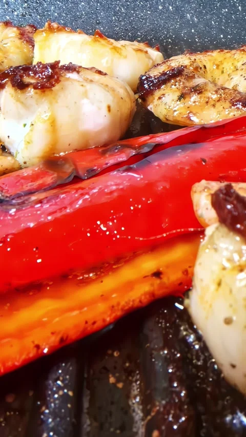 Grilled Scallops and Red Peppers on a Hot Grill Pan Видео 336651111