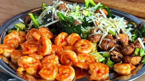 Grilled Shrimp and Fresh Vegetable Salad Vidéo 336036070