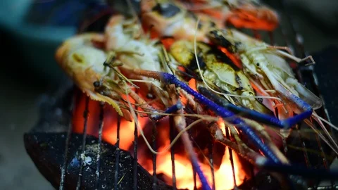 Grilled shrimp cooking on fire. Stock-Footage 127801726