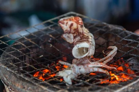 Grilled squid or octopus at Thai seafood market Foto stock