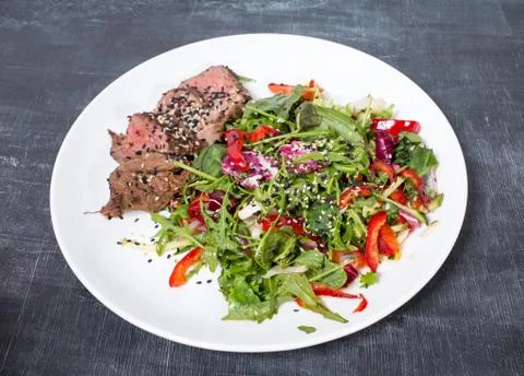 Grilled thai beef salad. Fotos Stock