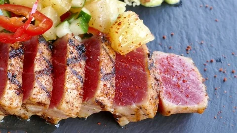 Grilled tuna steak Video stock 80075374