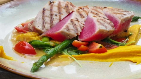 Grilled tuna steak with vegetables Video stock 141947633