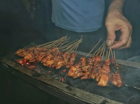 Grilling chicken satay Foto stock