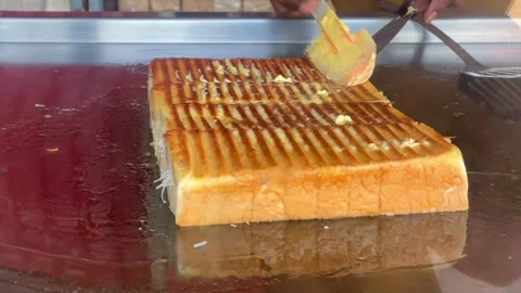 Grilling delicious sweet toasted bread on hot plate Vídeos de archivo 343194956