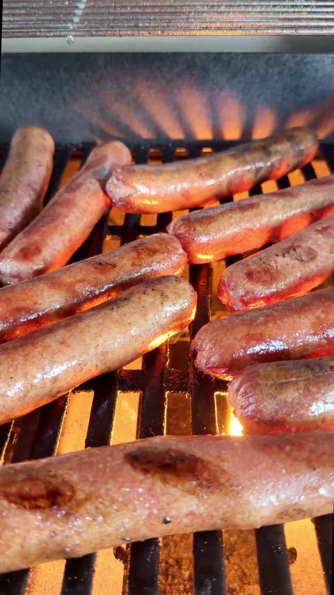Grilling hot dogs, vertical Stockbeeldmateriaal 337577671