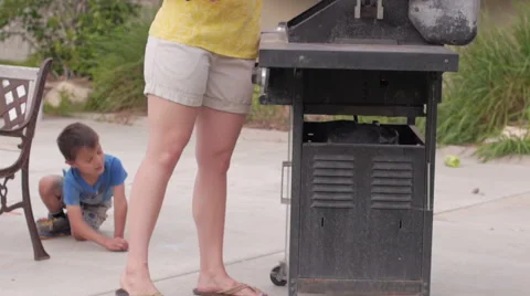 Grilling with a kid Vídeo Stock 50311768