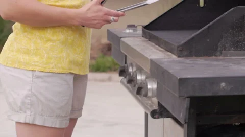 Grilling with a kid 库存影片 50314315