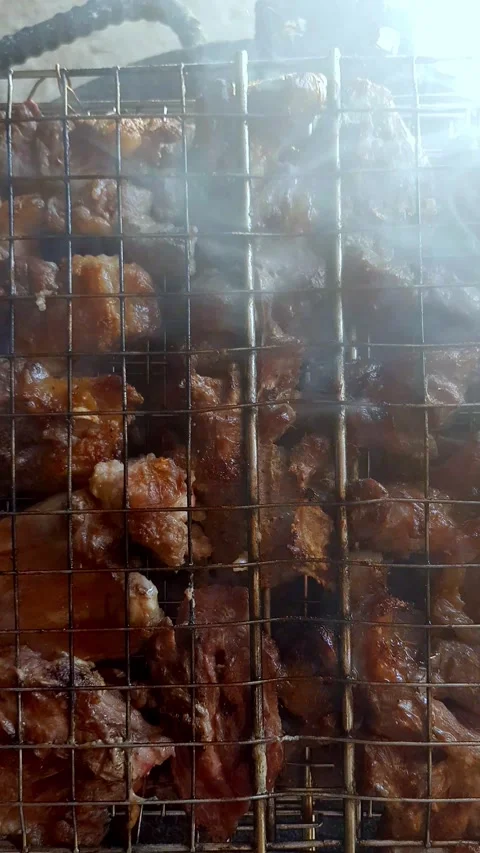 Grilling meat cells on an open flame. while smoke flows and grease boils an.. Vidéo 284457816