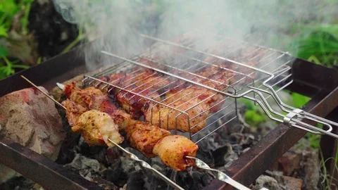 Grilling meat on coals in a garbage can, close-up Video stock 114541423
