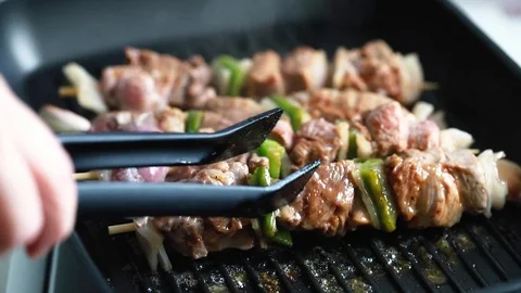 Grilling meat with green pepper Video stock 88798610