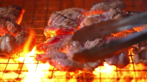Grilling meat on hot fire flame of slow motion in camping on night 库存影片 228823111