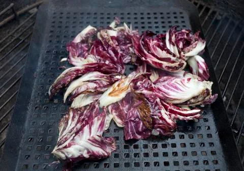 Grilling radicchio Stock-Fotos