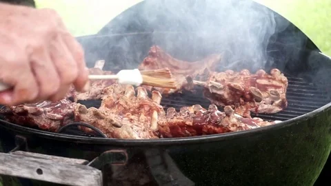Grilling Ribs on the Grill Stockbeeldmateriaal 79657915