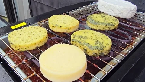 Grilling Round Cheese Slices on Electric BBQ Grill Close Up 库存影片 344703941
