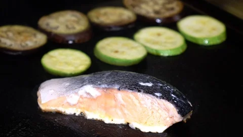 Grilling salmon with vegies 스톡 동영상 100267329