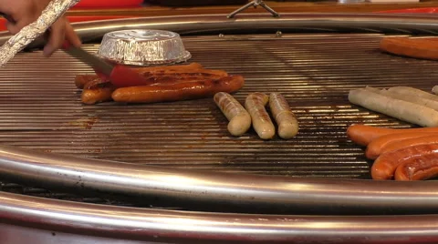 Grilling sausages Vídeos de archivo 56385929