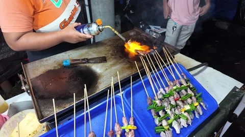 Grilling squid satay performance using blowtorch Видео 292814424