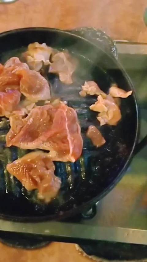 Grilling Thin Sliced Meat on a Hot BBQ Plate 库存影片 345021048