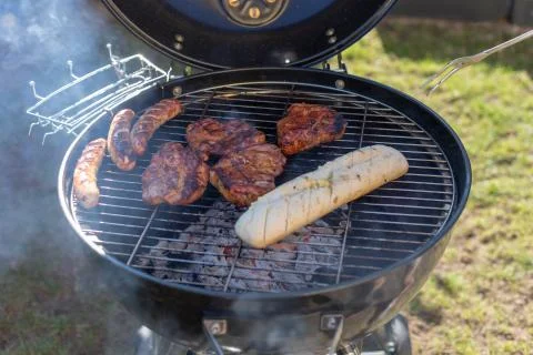 Grilling time! Grill, garden, green grass and good weather Foto stock
