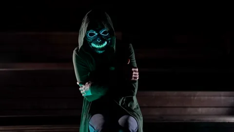 A grim portrait of death sitting on a bench in a city park. Life and Death Vídeo Stock 201914332