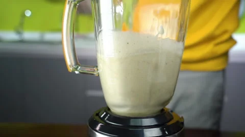 Grind bananas in a blender Vídeo Stock 135514546