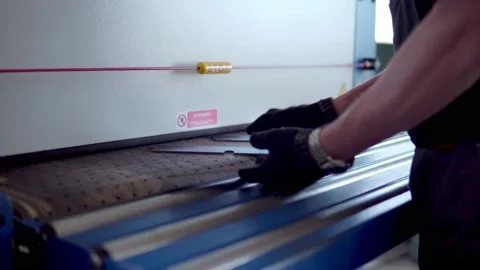 Grind a CNC car. A production worker takes the finished parts Video stock 201820181