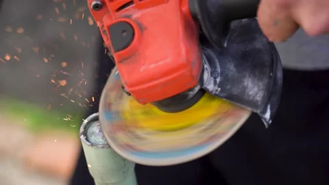 The grinder's circle grinds metal and sparks fly. Top view Vidéo 192540588