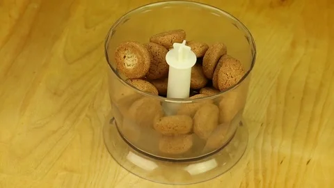 Grinding amaretti biscuits in a blender Video stock 72770098
