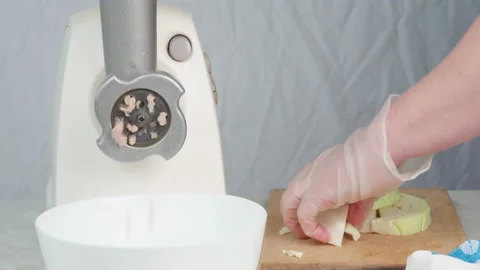 Grinding cabbage in electric meat grinder for making lazy cabbage rolls 库存影片 149166330