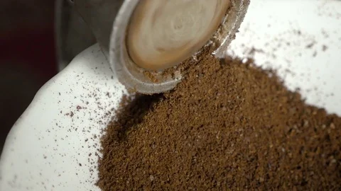 Grinding the coffee beans in the old coffee grinder 库存影片 76718227