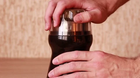 Grinding coffee in the electric grinder 動画素材 83748297