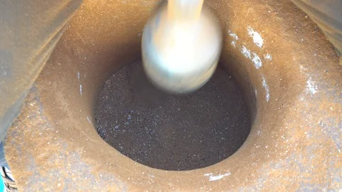 Grinding Coffee Manually Vidéo 105396655