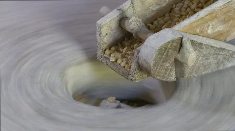 Grinding corn in Watermill millstone Vidéo 307717