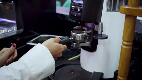 Grinding fresh coffee beans in a cafe. Vidéo 327685145
