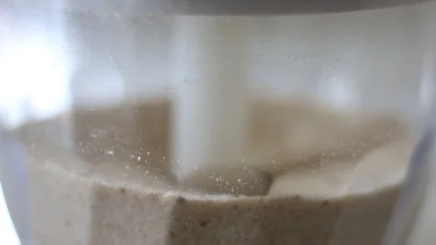 Grinding loose mixture in blender Vidéo 110756028
