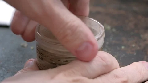 Grinding marijuana in an old grinder on a rusty background Vídeos de archivo 126202135