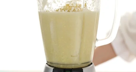Grinding pears in blender to make juice Video stock 128556261