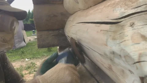 Grinding by polishing machine of pine logs at home. Cleaning woo Video stock 239199646