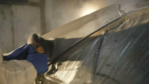 The grinding primered car surface with grind machine. 4K Vidéo 86869823