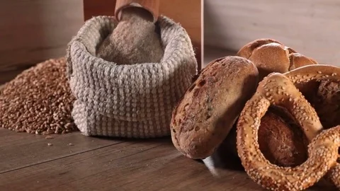 Grinding wheat to make whole grain 動画素材 72416192