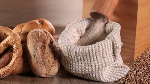 Grinding wheat to make whole grain flour Video stock 72581175