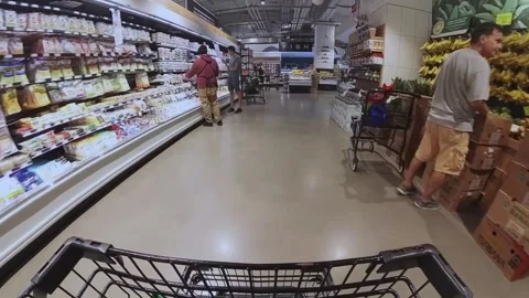 A grocery store aisle with freezer sections and a shopping cart for convenience Vídeo Stock 291618333