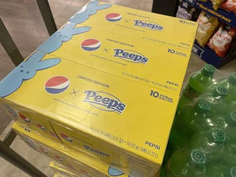 Grocery store easter peeps flavored Pepsi cola mini 10 pack delivery Foto stock