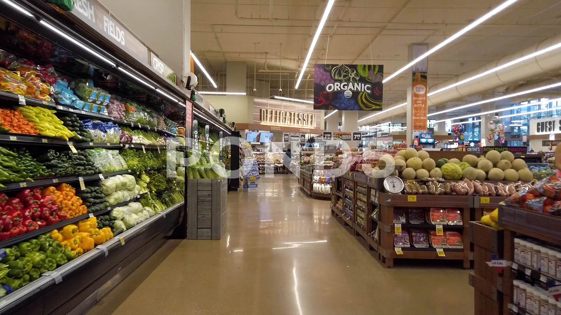 produce aisle at a grocery store, Stock Video