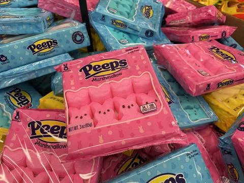 Grocery store Peeps easter candy packs variety display bin Foto stock